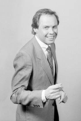 Peter Kraus (Sänger) 02 85 rag Peter Kraus am 9. Februar 1985 am Rande von Wetten, dass..? (ZDF) aus Dortmund TV Fernsehen Fernsehsendung Show Fernsehshow Deutschland deutsch deutsche Österreich österreichisch österreichischer Mann Schauspiel Schauspieler Film Theater Gesang Musik Musiker Schlager Rock n Roll Rock and Roll german austrian singer actor hoch halb stehend lächelnd gestikulierend sw *** Peter Kraus singer 02 85 rag Peter Kraus on February 9, 1985 on the sidelines of Wetten, dass ZDF from Dortmund TV television television program show television show Germany German German Austria Austrian Austrian man actor film theater singing music musician Schlager rock n roll rock and roll german austrian singer actor high hal