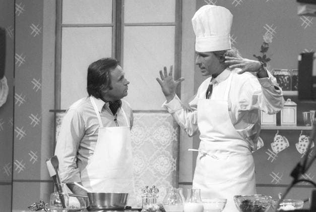 Eckart Witzigman (li) und Thomas Gottschalk 11 84 rag Thomas Gottschalk (re.) mit Eckart Witzigmann in Na sowas (ZDF) im November 1984 Show Fernsehen TV Fernsehsendung Musikshow Talkshow Deutschland deutsch deutscher Mann Moderator Moderation Schauspieler Entertainer Österreich österreichisch österreichischer Mann Gastronom Starkoch Autor Kochbuch Kochbücher Kochbuchautor Nouvelle Cuisine Gastronomie Spitzengastronomie Michelin Stern Sterne austrian star cook restaurateur german host presenter quer halb stehend gestikulierend sprechend zuhörend Profil Kulisse Küche Kochutensilien Kochschürze Kochmütze sw *** Eckart Witzigman left and Thomas Gottschalk 11 84 rag Thomas Gottschalk right with Eckart Witzigmann in Na sowas