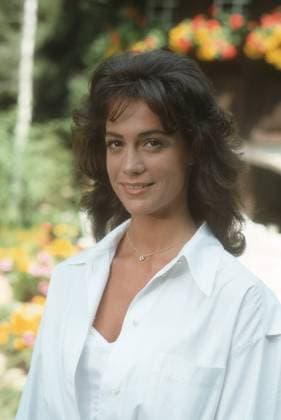 Barbara Wussow (Schauspielerin) 07 86 ru Barbara Wussow während eines Pressetermins zur Schwarzwaldklinik (ZDF) im Juli 1986 TV Fernsehen Fernsehserie Serie Österreich österreichisch österreichische Frau Schauspiel Theater Bühne Film austrian actress hoch halb Porträt lächelnd draußen *** Barbara Wussow actress 07 86 ru Barbara Wussow during a press appointment for Schwarzwaldklinik ZDF in July 1986 TV television series Austria austrian austrian woman acting theater stage film austrian actress high half portrait smiling outside