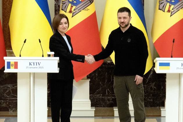 News Themen der Woche KW04 News Bilder des Tages KYIV, UKRAINE - JANUARY 25, 2025 - President of Ukraine Volodymyr Zelenskyy (R) shakes hands with President of the Republic of Moldova Maia Sandu during their joint briefing in Kyiv, capital of Ukraine. (Photo by Eugen Kotenko Ukrinform) Presidents of Ukraine and Moldova hold joint briefing in Kyiv  Copyright: xEugenxKotenkox