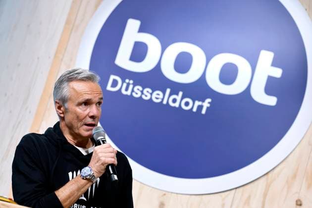 Entertainment Themen der Woche KW04 Entertainment Bilder des Tages Schauspieler Hannes Jaenicke spricht auf der Boot 2025 in der Messe Düsseldorf. Der Schauspieler, der sich seit vielen Jahren als Umweltschützer engagiert, musste sein Haus in Los Angeles unlängst den Flammen überlassen. Düsseldorf, 25.01.2025 NRW Deutschland *** Actor Hannes Jaenicke speaks at Boot 2025 at Messe Düsseldorf The actor, who has been a committed environmentalist for many years, recently had to abandon his home in Los Angeles to the flames Düsseldorf, 25 01 2025 NRW Germany Copyright: xChristophxHardtx