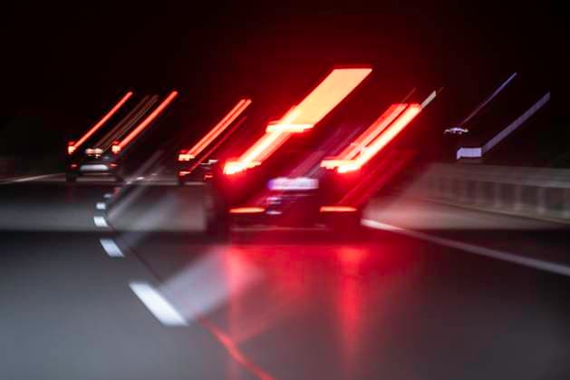 Autos fahren auf der Autobahn 81 (A81) zwischen Stuttgart und Singen. (Aufnahme mit längerer Belichtungszeit). Rottweil Baden-Württemberg Deutschland *** Cars driving on highway 81 A81 between Stuttgart and Singen Shot with longer exposure time Rottweil Baden Württemberg Germany