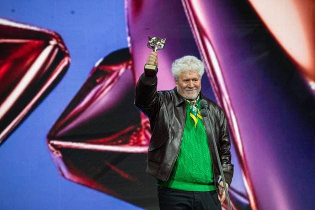 Bilder des Jahres 2025, Entertainment 01 Januar Entertainment Themen der Woche KW04 Entertainment Bilder des Tages Feroz Awards 2025 Gala The film director Pedro Almodóvar wins the Feroz for Best Director for his film La habitación de al lado , during the Feroz Awards 2025 gala, at the Pazo da Cultura, on January 25, 2025, in Pontevedra, Galicia Spain The Feroz Awards are presented annually by the Asociación de Informadores Cinematográficos de Espana since 2014, with the aim of highlighting the best of the years audiovisual production, both in film and television The event features the delivery of 21 statuettes, including awards for cinema, series and special recognitions such as the Feroz of Honor, which this year is awarded to director Jaime Chávarri 25 JANUARY 2025 Elena Ferná Pontevedra Galicia Pontevedra Galicia Galicia Spain  Copyright: xElenaxFernandezx 6477856
