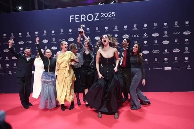 Bilder des Jahres 2025, Entertainment 01 Januar Entertainment Themen der Woche KW04 Entertainment Bilder des Tages Red carpet of the winners of the Feroz Awards 2025 The team of Salve María poses with the award for Best Dramatic Film, on the red carpet of the winners of the Feroz Awards 2025, at the Pazo da Cultura, on January 25, 2025, in Pontevedra, Galicia Spain The Feroz Awards are presented annually by the Asociación de Informadores Cinematográficos de Espana since 2014, with the aim of highlighting the best of the audiovisual production of the year, The event features the delivery of 21 statuettes, including awards for cinema, series and special recognitions such as the Feroz of Honor, which this year is awarded to director Jaime Chávarri 25 JANUARY 2025 PHOTOCALL CINE AWARDS FEROZ FEROZ FILM AWARDS ACTORS ACTORS DIRECTORS DIRECTORS FILMMAKERS AW  Copyright: xEduardoxParrax 6477871