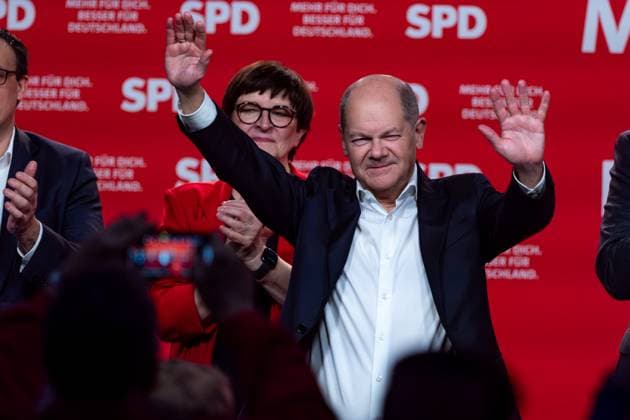 News Themen der Woche KW04 News Bilder des Tages Wiesbaden Wahlkampf SPD in Wiesbaden Olaf Scholz (SPD, Bundeskanzler) spricht auf einer Wahlkampf Veranstaltung zur Bundestagswahl der SPD im Rhein-Main-Congress Center Wiesbaden. *** Wiesbaden SPD election campaign in Wiesbaden Olaf Scholz SPD, Federal Chancellor speaks at an SPD election campaign event in the Rhein Main Congress Center Wiesbaden Copyright: xEibner-Pressefoto FlorianxWiegandx EP_FWD