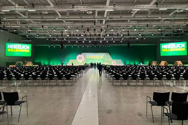 Berlin, Deutschland, 26.01.2025: Citycube Messe: Außerordentliche Bundesdelegiertenkonferenz Bündnis90 Die Grünen: Blick in die Halle vor Beginn des Programms, im Hintergrund Logo und das Schlagwort Zuversicht *** Berlin, Germany, 26 01 2025 Citycube Messe Extraordinary Federal Delegates Conference Bündnis90 Die Grünen View into the hall before the start of the program, in the background logo and the slogan Zuversicht Copyright: xdtsxNachrichtenagenturx dts_56356