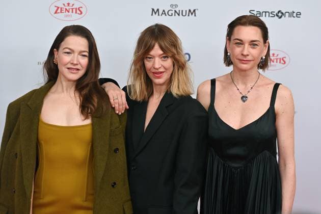 v.li:Hannah HERZSPRUNG, Heike MAKATSCH, Christiane Paul, 49.Deutscher Filmball, Roter Teppich,Red Carpet, am 25.01.2024 im H o t e l B a y e r i s c h e r H o f, M u e n c h e n. *** from left Hannah HERZSPRUNG, Heike MAKATSCH, Christiane Paul, 49 German Film Ball, Red Carpet, on 25 01 2024 at the H o t e l B a y e r i s c h e r H o f, M u e n c h e n