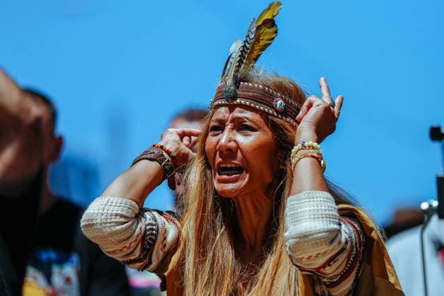 Bilder des Jahres 2025, News 01 Januar News Themen der Woche KW04 News Bilder des Tages January 26, 2025, Melbourne, Victoria State, Australia: An indigenous woman chants slogans during the annual Invasion Day protest. Indigenous Australians and their allies gathered in Melbourne for the annual Invasion Day protest, marching from Parliament House to Federation Square to call for the abolition or change of Australia Day. Marking the day in 1788 when Arthur Phillip raised the British flag at Sydney Cove, the date is Invasion Day or Survival Day by Indigenous communities. It symbolizes the beginning of colonization and its lasting impact. Melbourne Australia - ZUMAs197 20250126_aaa_s197_070 Copyright: xYexMyoxKhantx