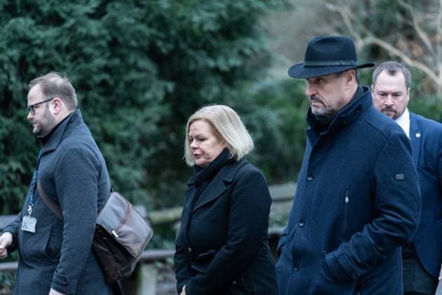 News Themen der Woche KW04 News Bilder des Tages Aschaffenburg, Bavaria, Germany - January 26, 2025: Memorial service wreath-laying ceremony in Schöntal Park after knife attack in Aschaffenburg. Nancy Faeser and Markus Söder together at a memorial service in Aschaffenburg. The Minister and the Minister President commemorate in silent company. *** Gedenkfeier Kranzniederlegung im Schöntal Park nach Messerangriff in Aschaffenburg. Nancy Faeser und Markus Söder gemeinsam bei einer Gedenkveranstaltung in Aschaffenburg. Die Ministerin und der Ministerpräsident gedenken in stiller Begleitung.