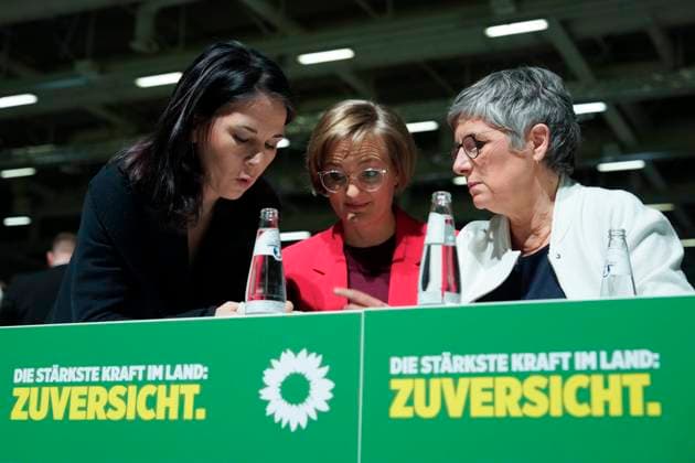 Bundesdelegiertenkonferenz, Bündnis 90 Die Grünen Außerordentliche Bundesdelegiertenkonferenz, Berlin, Bündnis 90 Die Grünen, Annalena Baerbock, Bundesaußenministerin Franziska Brantner, Bundesvorsitzende Britta Haßelmann, Fraktionsvorsitzende Berlin Berlin GER *** Federal Delegates Conference, Bündnis 90 Die Grünen Extraordinary Federal Delegates Conference, Berlin, Bündnis 90 Die Grünen, Annalena Baerbock, Federal Foreign Minister Franziska Brantner, Federal Chairwoman Britta Haßelmann, Parliamentary Group Chairwoman Berlin Berlin GER