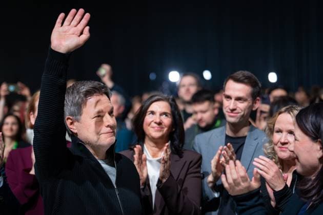 Ausserordentliche Bundesdelegiertenkonferenz von BUENDNIS 90 DIE GRUENEN Kanzlerkandidat Robert Habeck winkend umringt von Annalena Baerbock und den Spitzen der Gruenen applaudierend nach seiner Rede bei der Ausserordentlichen Bundesdelegiertenkonferenz 2025 von BUENDNIS 90 DIE GRUENEN im Berliner CityCube , Berlin, 26.01.2025 Berlin Berlin Deutschland *** Extraordinary Federal Delegates Conference of BUENDNIS 90 DIE GRUENEN Chancellor candidate Robert Habeck waving surrounded by Annalena Baerbock and the Green Party leaders applauding after his speech at the Extraordinary Federal Delegates Conference 2025 of BUENDNIS 90 DIE GRUENEN in Berlin CityCube , Berlin, 26 01 2025 Berlin Berlin Germany