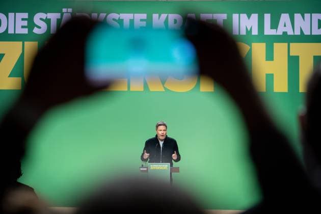 Ausserordentliche Bundesdelegiertenkonferenz von BUENDNIS 90 DIE GRUENEN Kanzlerkandidat Robert Habeck wird von Abgeordneten mit dem Handy gefilmt beim seiner engagierten Rede beim Ausserordentlichen Bundesdelegiertenkonferenz 2025 von BUENDNIS 90 DIE GRUENEN im Berliner CityCube , Berlin, 26.01.2025 Berlin Berlin Deutschland *** Extraordinary Federal Delegates Conference of BUENDNIS 90 DIE GRUENEN Chancellor candidate Robert Habeck is filmed by members of parliament with a cell phone during his committed speech at the Extraordinary Federal Delegates Conference 2025 of BUENDNIS 90 DIE GRUENEN in Berlin CityCube , Berlin, 26 01 2025 Berlin Berlin Germany