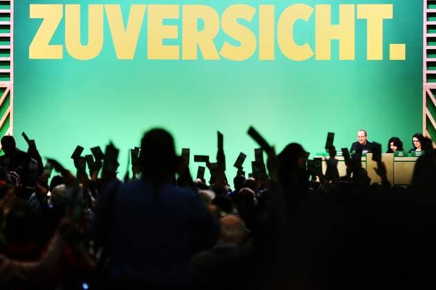 Berlin, Deutschland, 26.01.2025: Citycube Messe: Außerordentliche Bundesdelegiertenkonferenz Bündnis90 Die Grünen: Delegierte heben ihre Stimmkarten bei einer Abstimmung, im Hintergrund das Schlagwort Zuversicht *** Berlin, Germany, 26 01 2025 Citycube Messe Extraordinary Federal Delegates Conference Bündnis90 Die Grünen Delegates raise their voting cards during a vote, the slogan Zuversicht in the background Copyright: xdtsxNachrichtenagenturx dts_56415