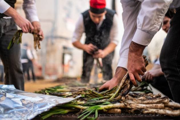 News Themen der Woche KW04 News Bilder des Tages Festa de la Calçotada de Valls 2025 Several people participate in the roasting of calçots during the Festa de la Calçotada, on January 26, 2025, in Valls, Tarragona, Catalonia Spain The last Sunday of January is celebrated in Valls the Great Festival of the Calçotada Valls is known as the capital of the calçot for being the city of origin of the calçotada, During the celebration, popular events and competitions related to the Calçot of Valls are held, such as tastings, dances or demonstrations of roasting calçots 26 JANUARY 2025 CALÇOTS FESTIVAL VALLS TRADITION CELEBRATION Valls, Tarragona Catalonia Valls, Tarragona Catalonia Spain  Copyright: xLaiaxSolanellasx 6479114