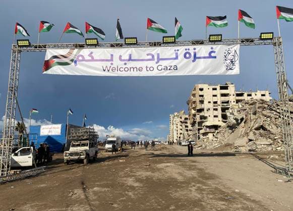 Bilder des Jahres 2025, News 01 Januar News Themen der Woche KW04 News Bilder des Tages People gather by a banner welcoming people near the rubble of a collapsed building along Gaza s People gather by a banner welcoming people near the rubble of a collapsed building along Gaza s coastal al-Rashid Street for people to cross from the Israeli-blocked Netzarim corridor from the southern Gaza Strip into Gaza City on January 26, 2025. Israel said on January 25 it would block the return of displaced Palestinians to their homes in northern Gaza until Arbel Yehud, one of the hostages taken captive during the October 7, 2023 attacks, is released. Hamas sources said that Yehud was alive and in good health , and would be released as part of the third swap set for next Saturday , on February 1. Photo by Hadi Daoud apaimages Gaza city Copyright: xapaimagesxHadixDaoudx xapaimagesx