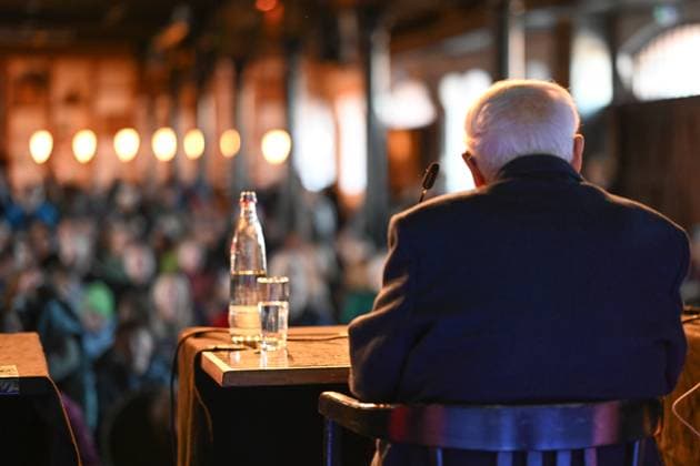 Zeitzeuge Albrecht Weinberg erzählt vom Holocaust. Albrecht Weinberg ist einer der letzten Überlebenden des Holocaust und zu Gast im Zollhaus von Leer Ostfriesland. Leer Niedersachsen Deutschland *** Contemporary witness Albrecht Weinberg talks about the Holocaust Albrecht Weinberg is one of the last survivors of the Holocaust and a guest at the customs house in Leer Ostfriesland Leer Lower Saxony Germany Copyright: xdiebildwerftx