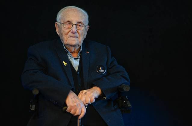Zeitzeuge Albrecht Weinberg erzählt vom Holocaust. Albrecht Weinberg ist einer der letzten Überlebenden des Holocaust und zu Gast im Zollhaus von Leer Ostfriesland. Leer Niedersachsen Deutschland *** Contemporary witness Albrecht Weinberg talks about the Holocaust Albrecht Weinberg is one of the last survivors of the Holocaust and a guest at the customs house in Leer Ostfriesland Leer Lower Saxony Germany Copyright: xdiebildwerftx