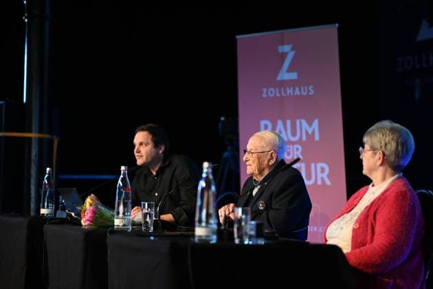Zeitzeuge Albrecht Weinberg erzählt vom Holocaust. Albrecht Weinberg ist einer der letzten Überlebenden des Holocaust und zu Gast im Zollhaus von Leer Ostfriesland. Leer Niedersachsen Deutschland Copyright: xdiebildwerftx