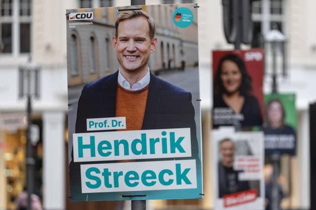Wahlplakate zur Bundestagswahl 2025 in Bonn - 24.01.2025 Zum Wahlkampf zur Bundestagswahl am 23. Februar 2025 hängen in der Bonner Innenstadt Wahlplakate aller Parteien aus. Bonn Innenstadt Nordrhein-Westfalen Deutschland *** Election posters for the Bundestag election 2025 in Bonn 24 01 2025 For the election campaign for the Bundestag election on February 23, 2025, election posters of all parties from Bonn city center North Rhine-Westphalia Germany Copyright: xBonn.digitalx xMarcxJohnx