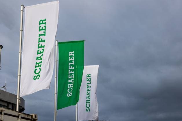 Schaeffler Unternehmenszentrale, Herzogenaurach, 26.01.2025 Das Bild zeigt drei Fahnen mit dem Logo des Unternehmens Schaeffler vor dem Sitz des global agierenden Konzerns. Schaeffler ist ein führender Zulieferer in der Automobil- und Industriebranche, spezialisiert auf Präzisionstechnik, Lager, Antriebssysteme und Innovationen in der Mobilität. Herzogenaurach Bayern Deutschland *** Schaeffler corporate headquarters, Herzogenaurach, 26 01 2025 The picture shows three flags with the Schaeffler logo in front of the headquarters of the globally active group Schaeffler is a leading supplier in the automotive and industrial sectors, specializing in precision technology, bearings, drive systems and innovations in mobility Herzogenaurach Bavar 20250126-6V2A6642-M4000