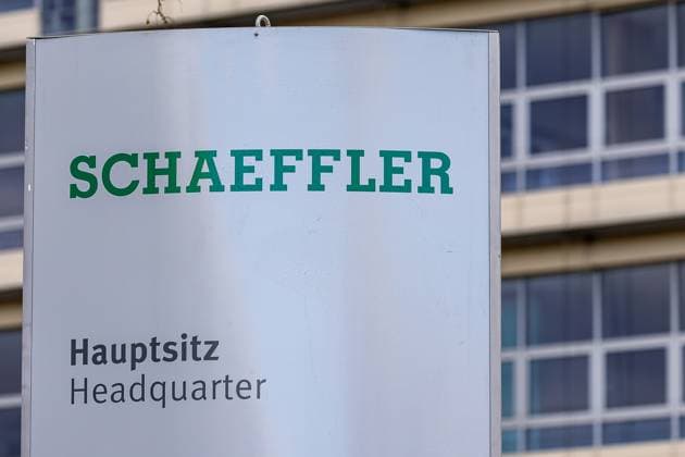 Schaeffler Unternehmenszentrale, Herzogenaurach, 26.01.2025 Logo der Schaeffler AG und der Aufschrift Hauptsitz vor der Unternehmenszentrale in Herzogenaurach. Schaeffler ist ein weltweit führender Konzern in der Automobil- und Industriebranche. Herzogenaurach Bayern Deutschland *** Schaeffler corporate headquarters, Herzogenaurach, 26 01 2025 Logo of Schaeffler AG and the inscription Headquarters in front of the corporate headquarters in Herzogenaurach Schaeffler is a global leader in the automotive and industrial sectors Herzogenaurach Bavaria Germany 20250126-6V2A6685-M4000