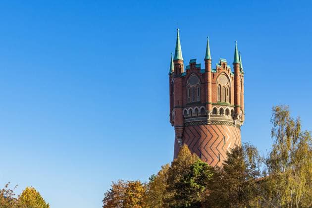 Blick auf den Wasserturm in der Hansestadt Rostock im Herbst. *** View at the Water tower in the Hanseatic city Rostock at Autumn 1042602304