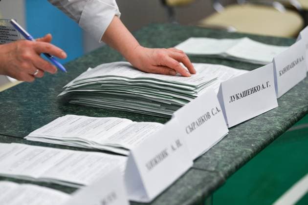 News Themen der Woche KW04 News Bilder des Tages Belarus Presidential Election 8846869 26.01.2025 Members of a local election commission count ballots at a polling station during the Belarusian presidential election, in Minsk, Belarus. Viktor Tolochko Sputnik Minsk Belarus  Copyright: xViktorxTolochkox