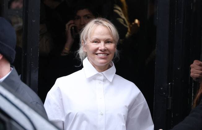 Entertainment Themen der Woche KW04 Entertainment Bilder des Tages Arrivals at the Jacquemus fashion show during the Mens Ready to Wear Fall Winter 2025 2026 Fashion Week in Paris Pamela Anderson Arrivals at the Jacquemus fashion show during the Mens Ready to Wear Fall Winter 2025 2026 Fashion Week in Paris, January 26, 2025 Denis Guignebourg Bestimage Arrivals at the Jacquemus fashion show during the Mens Ready to Wear Fall Winter 2025 2026 Fashion Week in Paris, January 26, 2025 Paris France  Copyright: xDenisxGuignebourgx xBestimagexDenisxGuignebourgx xBestimagex