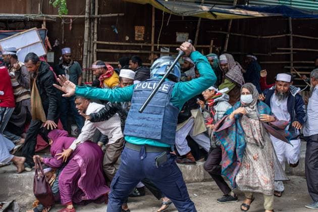 Bilder des Jahres 2025, News 01 Januar News Themen der Woche KW04 News Bilder des Tages January 26, 2025, Dhaka, Bangladesh: Police charged batons and used water cannons to disperse protesting Ebtedayee madrasa teachers at the capital s Shahbagh area as they attempted to march towards the Chief Adviser s office, demanding the nationalisation of registered madrasas, in Dhaka, Bangladesh, on Sunday, January 26, 2025. Dhaka Bangladesh - ZUMAh355 20250126_zip_h355_002 Copyright: xMd.xRakibulxHasanxRafiux