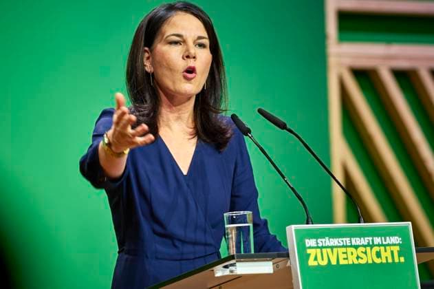 Bundesdelegiertenkonferenz 2025: Annalena Baerbock EUR, Deutschland, Berlin, 26.01.2025: Rede der Außenministerin Annalena Baerbock (B90 Die Grünen). Auf der Außerordentlichen Bundesdelegiertenkonferenz 2025 wird über das Bundestagswahlprogramm abgestimmt. Verlangt wird ein Klimageld, Mindestlohn, Deutschlandticket sowie Steuerentlastungen für kleinere und mittlere Einkommen. *** Federal Delegates Conference 2025 Annalena Baerbock EUR, Germany, Berlin, 26 01 2025 Speech by Foreign Minister Annalena Baerbock B90 The Greens At the Extraordinary Federal Delegates Conference 2025, the Bundestag election program will be voted on Climate money, minimum wage, Germany ticket and tax relief for small and medium incomes are demanded