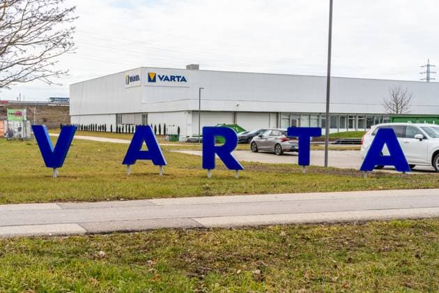 Nördlingen, Bavaria, Germany - 25 January 2025: The Varta plant in Nördlingen, a production facility of VARTA AG, specializing in the manufacture of batteries, with a prominent company sign in the foreground *** Das Varta-Werk in Nördlingen, eine Produktionsstätte der VARTA AG, spezialisiert auf die Herstellung von Batterien, mit prominentem Firmenschild im Vordergrund