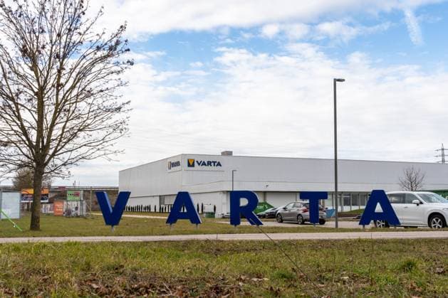 Nördlingen, Bavaria, Germany - 25 January 2025: The Varta plant in Nördlingen, a production facility of VARTA AG, specializing in the manufacture of batteries, with a prominent company sign in the foreground *** Das Varta-Werk in Nördlingen, eine Produktionsstätte der VARTA AG, spezialisiert auf die Herstellung von Batterien, mit prominentem Firmenschild im Vordergrund
