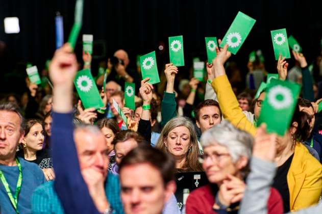 Bundesdelegiertenkonferenz 2025: Abstimmung EUR, Deutschland, Berlin, 26.01.2025: Die Delegierten stimmen über die jeweiligen Anträge ab. Auf der Außerordentlichen Bundesdelegiertenkonferenz 2025 wird über das Bundestagswahlprogramm abgestimmt. Verlangt wird ein Klimageld, Mindestlohn, Deutschlandticket sowie Steuerentlastungen für kleinere und mittlere Einkommen. *** Federal Delegates Conference 2025 Vote EUR, Germany, Berlin, 26 01 2025 The delegates vote on the respective motions At the Extraordinary Federal Delegates Conference 2025, the Bundestag election manifesto is put to the vote Climate money, minimum wage, Germany ticket and tax relief for small and medium incomes are demanded