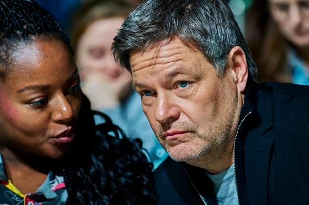 Bundesdelegiertenkonferenz 2025: Aminata Toure + Robert Habeck EUR, Deutschland, Berlin, 26.01.2025: Sozialministerin in Schleswig-Holstein Aminata Toure und Vizekanzler Robert Habeck im Gespräch. Auf der Außerordentlichen Bundesdelegiertenkonferenz 2025 wird über das Bundestagswahlprogramm abgestimmt. Verlangt wird ein Klimageld, Mindestlohn, Deutschlandticket sowie Steuerentlastungen für kleinere und mittlere Einkommen. *** Federal Delegates Conference 2025 Aminata Toure Robert Habeck EUR, Germany, Berlin, 26 01 2025 Social Minister in Schleswig Holstein Aminata Toure and Vice-Chancellor Robert Habeck in conversation The Extraordinary Federal Delegates Conference 2025 will vote on the Bundestag election manifesto Demands include a
