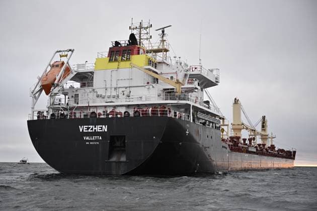 News Themen der Woche KW05 News Bilder des Tages KARLSKRONA, SVERIGE 20250127 Lastfartyget Vezhen ligger pa mandagen ankrat utanför Karlskrona för att undersökas av svenska myndigheter. Fartyget passerade enligt sparningssajter omradet för den lettiska fiberkabel som skadades i svenska ekonomisk zon utanför Gotland under söndagen. KARLSKRONA SVERIGE x50090x *** KARLSKRONA, SWEDEN 20250127 The cargo ship Vezhen is on Monday anchored off Karlskrona to be investigated by Swedish authorities The ship passed according to sparring sites the area of the Latvian fiber cable that was damaged in the Swedish economic zone off Gotland on Sunday KARLSKRONA SWEDEN x50090x  Copyright: xJohanxNilsson TTx LASTFARTYGET VEZHEN STOPPAT UTANFÖR KARLSKRONA sMduoinljpg