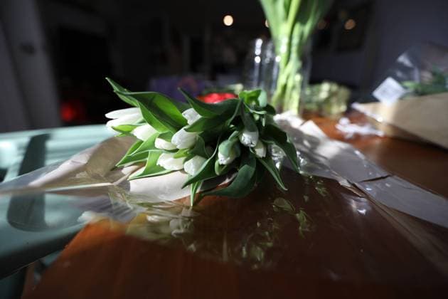 IMAGO Creative, Lifestyle, Frühling in der Stadt Closeup of Tulip Bouquet on Kitchen Table for Spring New York, New York, United States R_UTHC250124-1634960-01