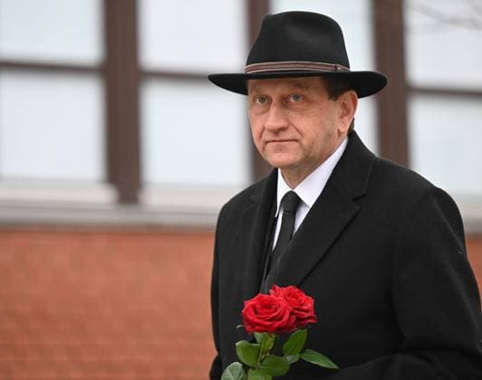 News Themen der Woche KW05 News Bilder des Tages Russia Holocaust Memorial Day 8846925 27.01.2025 German Ambassador to Russia Alexander Graf Lambsdorff attends a ceremony to lay flowers at the memorial to heroes of resistance in Nazi concentration camps during the World War Two, at the Jewish Museum and Tolerance Centre as part of the International Holocaust Remembrance Day, in Moscow, Russia. The International Day in Memory of the Victims of the Holocaust is annually commemorated on January 27, when the Auschwitz-Birkenau German Nazi concentration and extermination camp was liberated by Soviet troops in 1945. Stanislav Krasilnikov Sputnik Moscow Russia  Copyright: xStanislavxKrasilnikovx