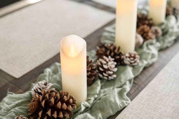 Close up of candles and pine cones on table San Francisco, California, United States R_HOOX250125C3-1605144-01