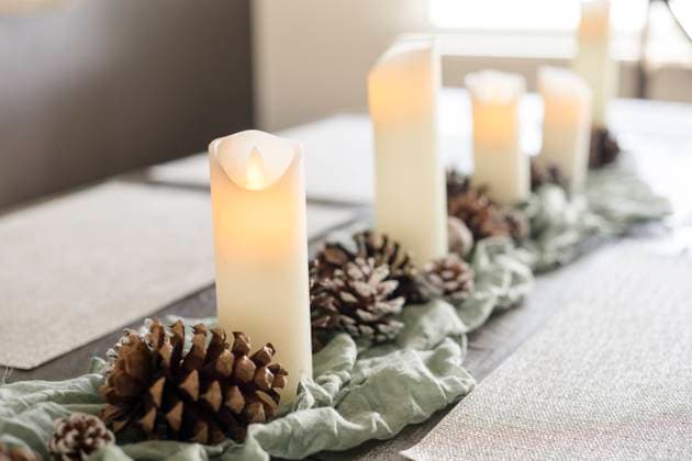 Candles and pine cones on wood table San Francisco, California, United States R_HOOX250125C3-1605151-01