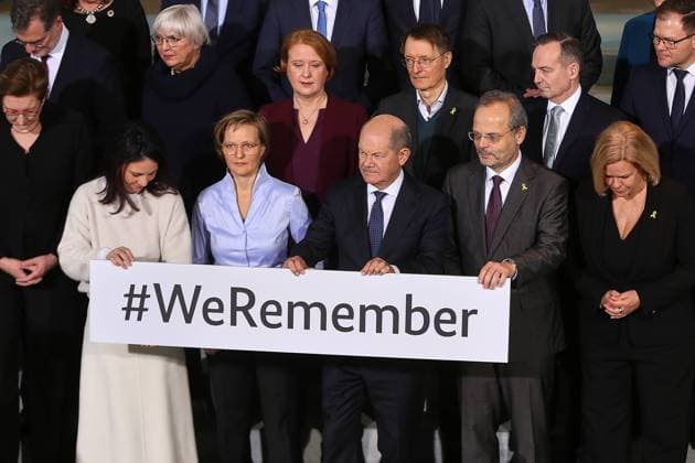 News Themen der Woche KW05 News Bilder des Tages Berlin, Deutschland, 27.01.2025: (Veröffentlichungdatum) Bundeskanzleramt: Bundesregierung beteiligt sich an Gedenkkampagne WeRemember 2025: Bundeskanzler Olaf Scholz (SPD) und die Minister seines Kabinetts posieren in der Skylobby im 7. Obergeschoss des Kanzleramts mit einem Banner und der Aufschrift WeRemember um am Holocaust-Gedenktag 2025 teilzunehmen. (Hinweis: Es gilt auf Wunsch des Kanzleramts die Veröffentlichungssperrfrist 27. Januar 2025 0 Uhr, das Foto ist frei für E-Papers und Zeitungen für Ausgaben für den 27. Januar 2025; die Aufnahme entstand bereits am 15. Januar 2025); Jeweils L-R, vordere Reihe: Bundesministerin des Auswärtigen Annalena Baerbock (Bündnis90 Die Grünen), Grünen-Chefin Franziska Brantner, Bundeskanzler Copyright: xdtsxNachrichtenagenturx dts_56353