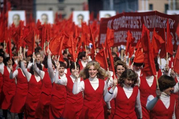 Archivbilder der Woche KW05 Festive demonstration on May 1, 1980 on Red Square 8829140 16.12.1980 Festive demonstration on May 1, 1980 on Red Square in Moscow. A column of young people passes by. Vladimir Akimov Moscow Russia  Copyright: xVladimirxAkimovx