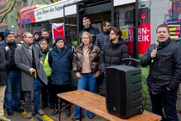 News Themen der Woche KW05 Warnstreik bei der BVG 2025-01-27 Deutschland, Berlin 1-tägiger Warnstreik bei Deutschlands größtem Nahverkehrsunternehmen Berliner Verkehrsbetriebe (BVG), zu dem die Gewerkschaft Verdi zur Durchsetzung deutlicher Lohn- und Gehaltserhöhungen aufgerufen hat. Im Bild das Verdi-Streikbüro vor dem Bus-Betriebshof Cicerostraße undPolitiker, die die Streikenden besuchen. Links Berlins ehemaliger Regierender Bürgermeister und Bundestagskandidat seiner Partei Miichael Müller (SPD), in Bildmitte Bundesfamilienministerin und Bundedstagskandidatin Lisa Paus (Bündnis 90 Die Grünen), rechts Niklas Schenker, Bundestagsdirektkandidat für Charlottenburg Wilmersdorf Die Linke. *** Warning strike at BVG 2025 01 27 Germany, Berlin 1-day