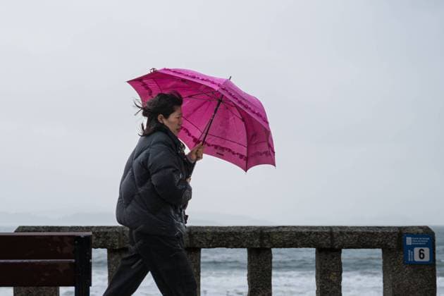 News Themen der Woche KW05 The storm Herminia advances with the Galician coast, in red warning A woman takes shelter from the rain with an umbrella in the region of Salnés, January 27, 2025, in Salnés, Pontevedra, Galicia Spain The squall Herminia crosses the Peninsula today and will reach the Mediterranean and the Balearic Islands at the end of the day when the most adverse phenomena of this storm will occur that will cause 15 autonomous communities to activate warnings The worst of the squall is expected on the Galician coast which is in red warning for waves that could reach 12 meters In addition, a colder maritime polar air mass is expected to enter during the second half of the day 27 JANUARY 2025 HERMINIA PONTEVEDRA GALICIA GALICIAN COAST Elena Ferná Pontevedr  Copyright: xElenaxFernandezx 6480634