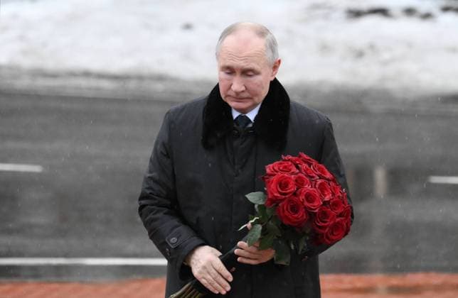 News Themen der Woche KW05 News Bilder des Tages Russia Putin WWII Leningrad Siege Lifting Anniversary 8847039 27.01.2025 Russian President Vladimir Putin lays flowers at the Rubezhny Kamen (the Landmark Stone) monument to mark the 81st anniversary of the lifting of the siege of Leningrad during the World War Two, in Leningrad Region, Russia. Alexei Danichev Sputnik Kirovsk Leningrad region Russia  Copyright: xAlexeixDanichevx