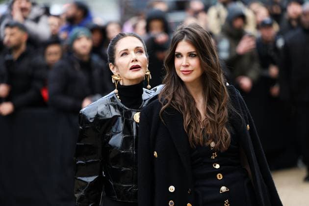 Paris Fashion Week, Gäste der Schiaparelli Modenschau Paris Fashion Week Arrivee des invités au defile Schaparelli Celebrities arrival at Schiaparelli show duting Fashion week 439713 2025 01 27 France Carter, Lynda  Copyright: xIvankaxVoisinx xStarfacex STAR_439713_013