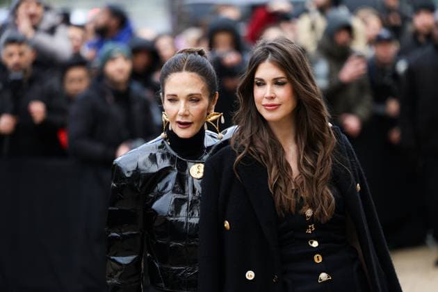 Paris Fashion Week, Gäste der Schiaparelli Modenschau Paris Fashion Week Arrivee des invités au defile Schaparelli Celebrities arrival at Schiaparelli show duting Fashion week 439713 2025 01 27 France Carter, Lynda  Copyright: xIvankaxVoisinx xStarfacex STAR_439713_014