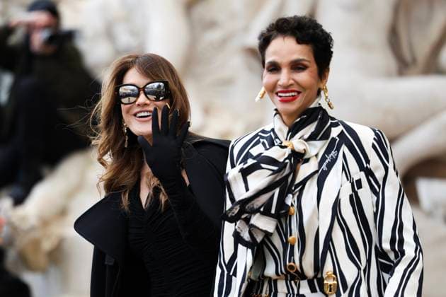 Paris Fashion Week, Gäste der Schiaparelli Modenschau Paris Fashion Week Arrivee des invités au defile Schaparelli Celebrities arrival at Schiaparelli show duting Fashion week 439713 2025 01 27 France Bruni Sarkozy, Carla Khelfa Seydoux, Farida  Copyright: xIvankaxVoisinx xStarfacex STAR_439713_024