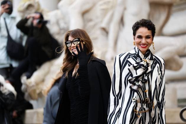 Entertainment Themen der Woche KW05 Entertainment Bilder des Tages Paris Fashion Week Arrivee des invités au defile Schaparelli Celebrities arrival at Schiaparelli show duting Fashion week 439713 2025 01 27 France Bruni Sarkozy, Carla Khelfa Seydoux, Farida  Copyright: xIvankaxVoisinx xStarfacex STAR_439713_025