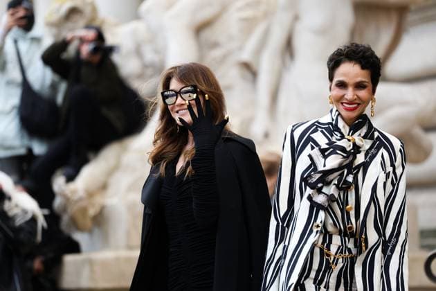 Paris Fashion Week, Gäste der Schiaparelli Modenschau Paris Fashion Week Arrivee des invités au defile Schaparelli Celebrities arrival at Schiaparelli show duting Fashion week 439713 2025 01 27 France Bruni Sarkozy, Carla Khelfa Seydoux, Farida  Copyright: xIvankaxVoisinx xStarfacex STAR_439713_026