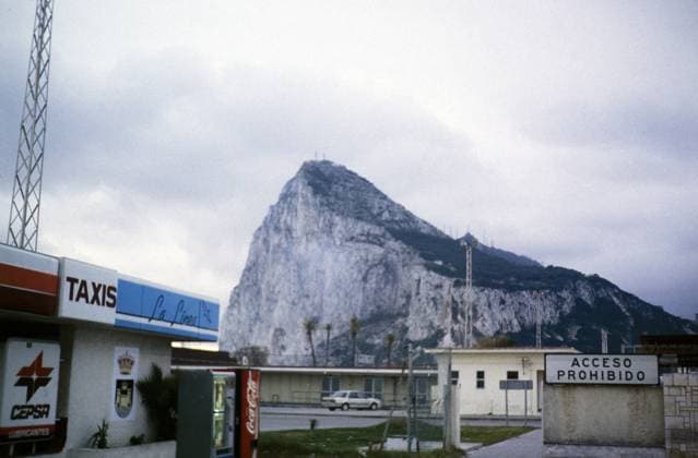La Linea 1991 Grenzübergang nach Gibraltar von spanischer Seite Schild Acceso Prohibido La Linea 1991 border crossing to Gibraltar from Spanish side sign Acceso Prohibido Copyright: imageBROKER IanxMurray iblimu12281238.jpg